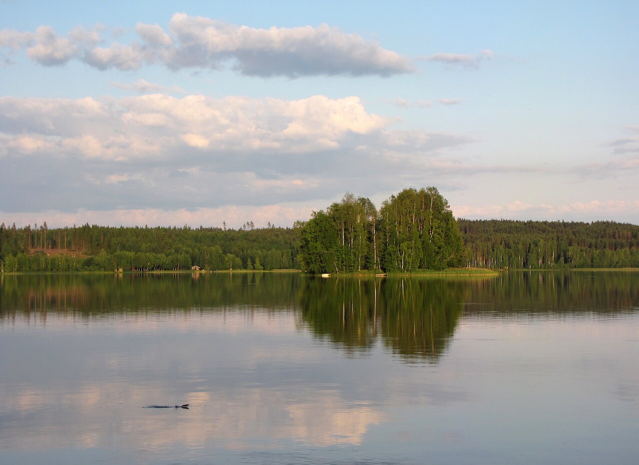 Suomalainen järvimaisema kesällä